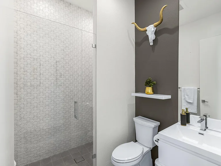 590 N Lindsey Dr — Photo 26