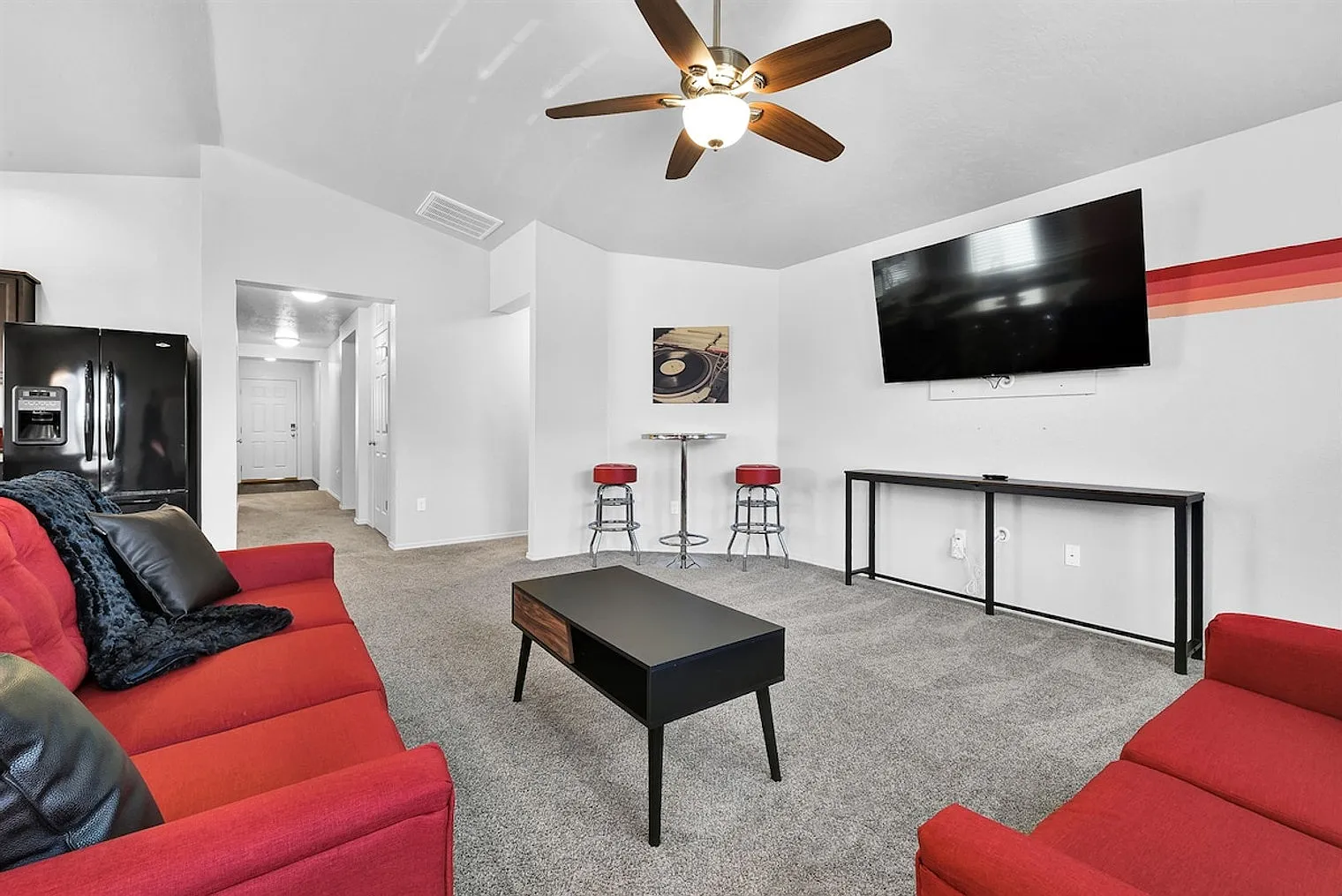 3 bed, 2.0 bath, 1700 sqft, $5,915 — Photo 4