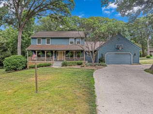 1306 Woodridge Ct, Mahomet, IL 61853