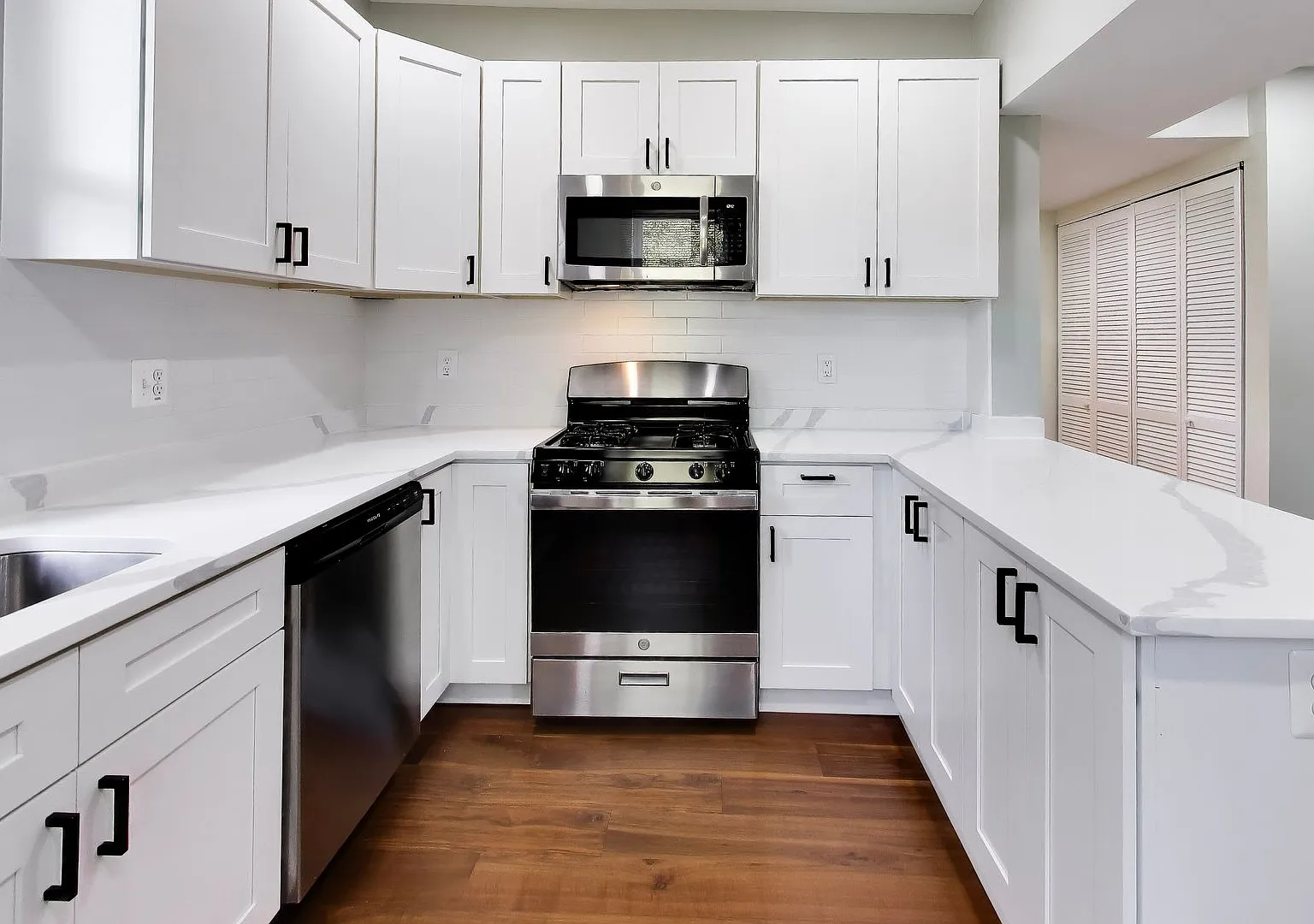 Beautiful- 3Bed/2Bath Townhome! — Photo 3