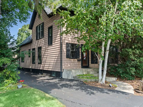 610 W Main St, Dundee, IL 60118