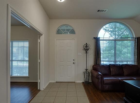 5th image of 909 Virginia Ln