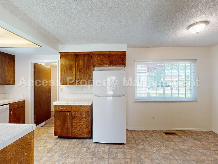 1441 Montclair Dr — Photo 6