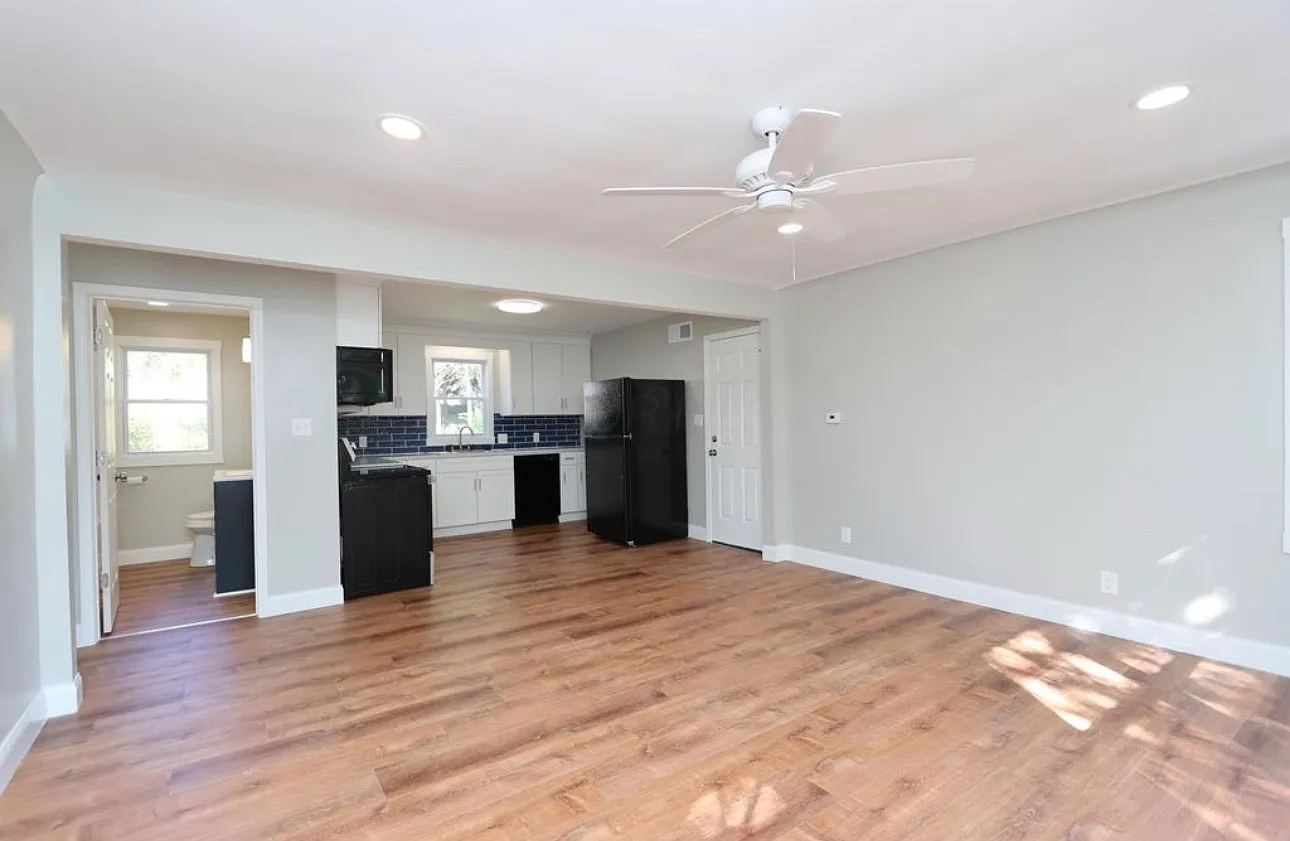 2 bed, 832 sqft, $1,500 — Photo 2
