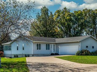 600 W 17th St, Vinton, IA 52349