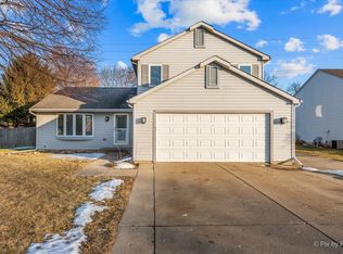 124 S Glenbrook Trl, McHenry, IL 60050