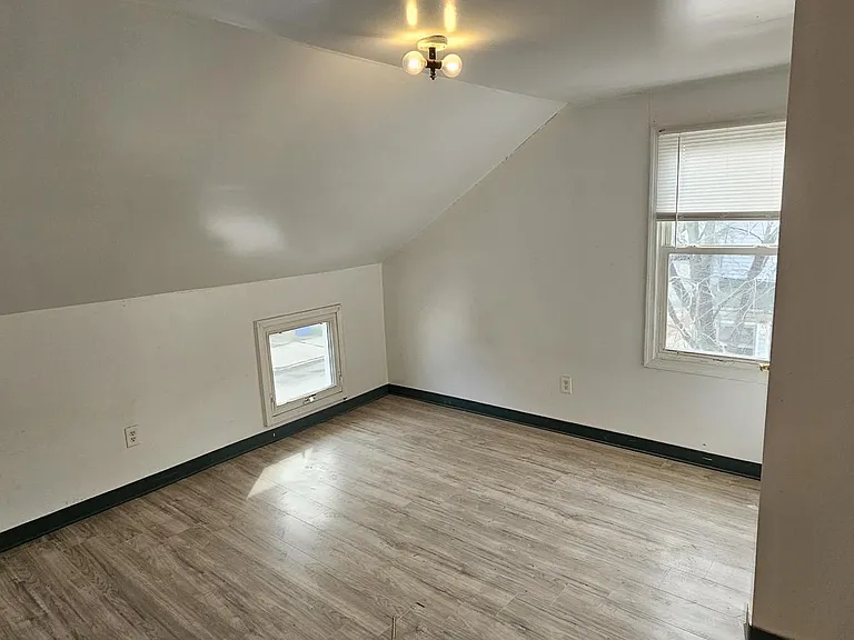 402 W Green St — Photo 11