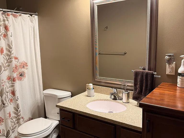 2nd bath/Tub