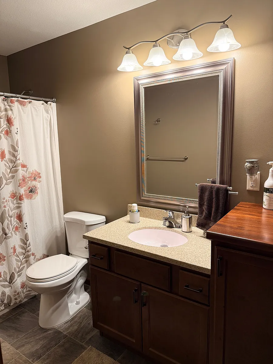 2nd bath/Tub - 1866 Ladbrook Ln