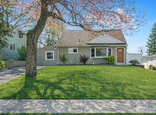7 Walnut Ln, Parlin, NJ 08859