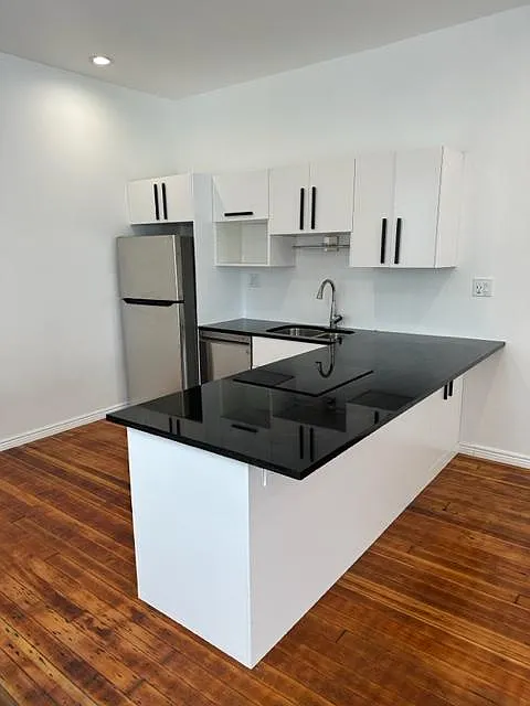 2 bed, 1050 sqft, $1,895 — Photo 4
