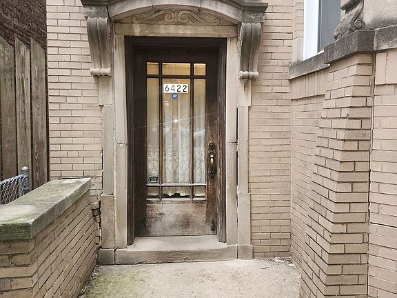 3rd image of 6422 N Rockwell St