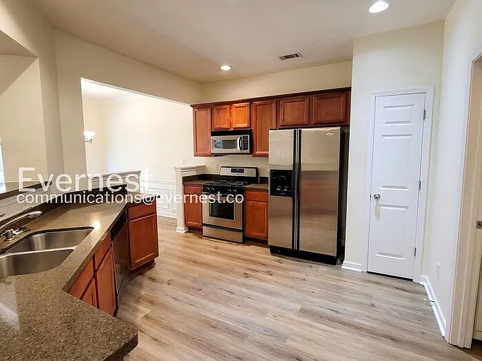 3 bed, 2.5 bath, 1900 sqft, $2,395 — Photo 2