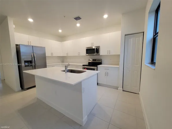 218 SW 159th Ct, Pembroke Pines, FL 33027