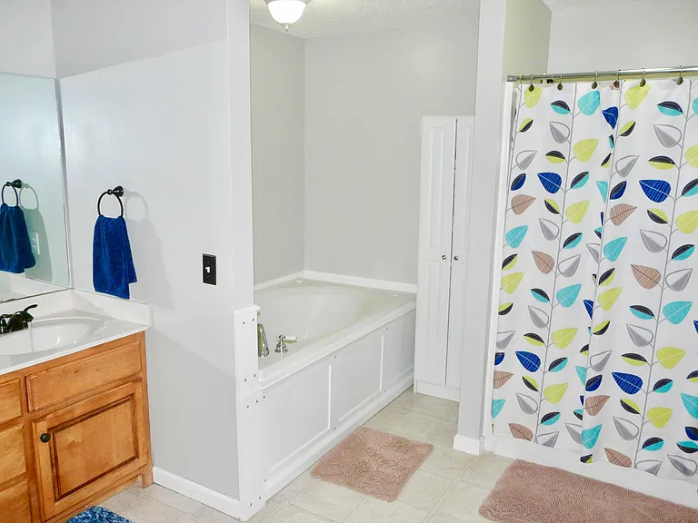 Master Bath with Whirlpool Tub and separate Shower!!