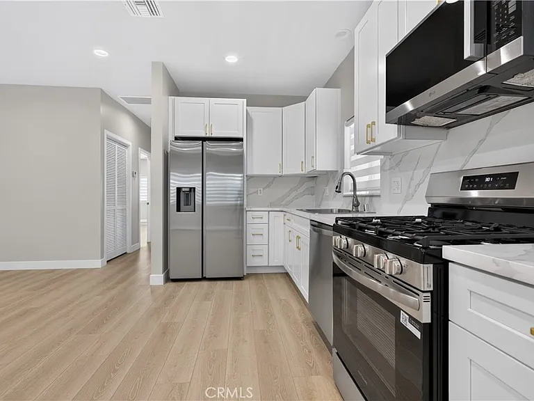 16425 Clymer St — Photo 17