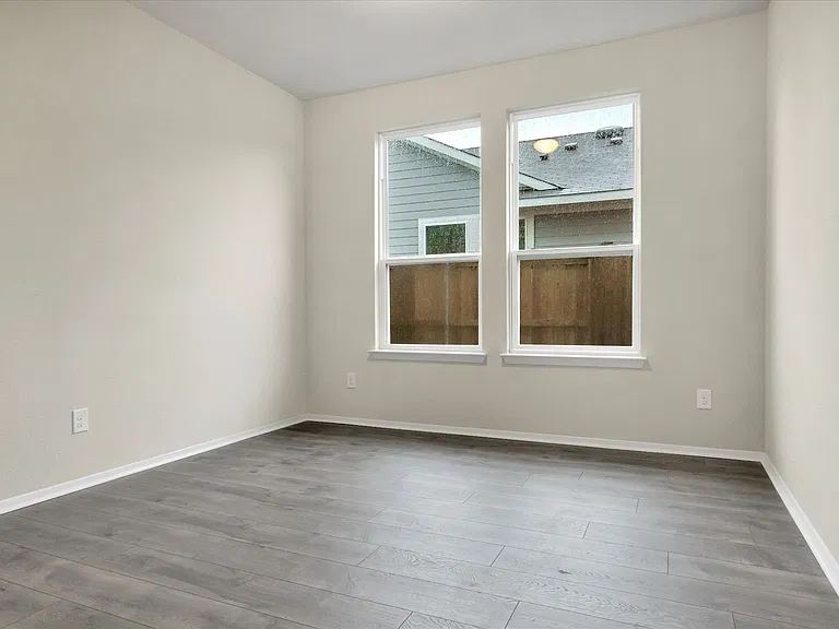 135 Lyndon Dr — Photo 8
