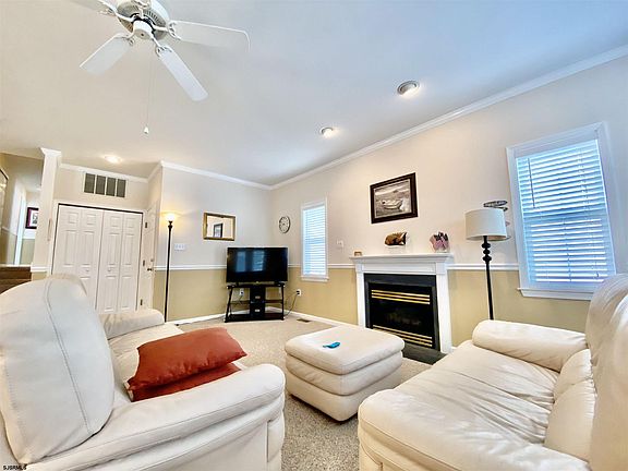 2nd image of 637 Bay Ave #A