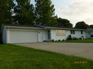 201 W Joseph St, Roanoke, IL