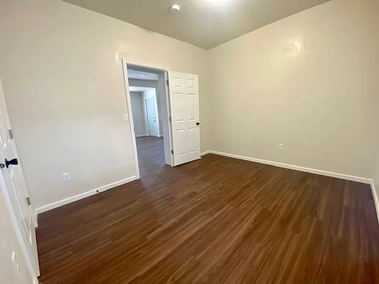 1172 E Walnut St — Photo 21