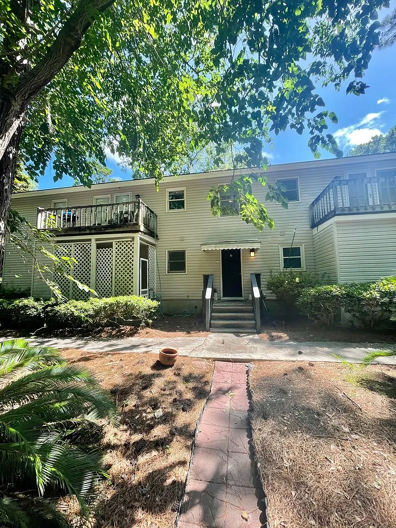 Inviting Two-Bedroom Home Near Savannah's Islands — Photo 1