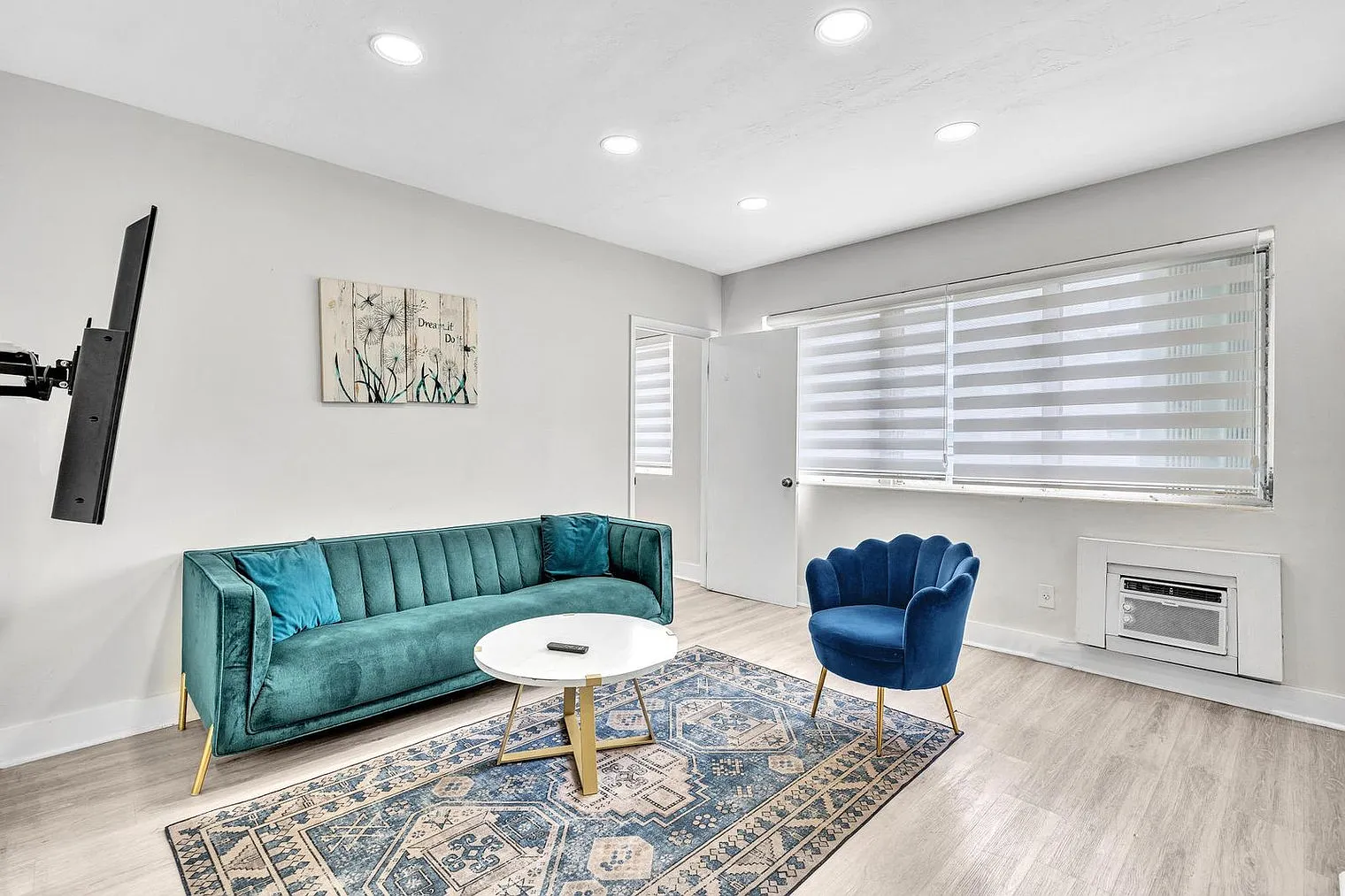 2 bed, 1.0 bath, 990 sqft, $5,328 — Photo 4
