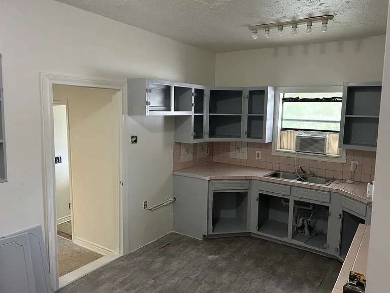 1009 N Valderas St — Photo 8