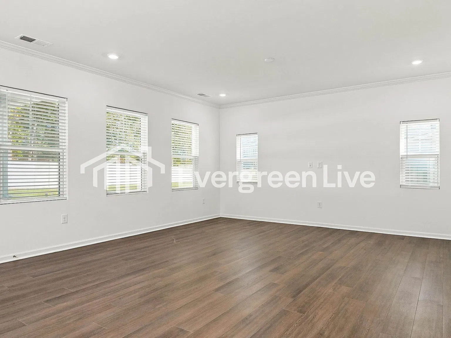 3 bed, 2.5 bath, 1926 sqft, $1,895 — Photo 3