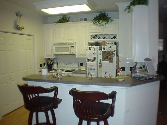 Kitchen w/ Bfast Bar