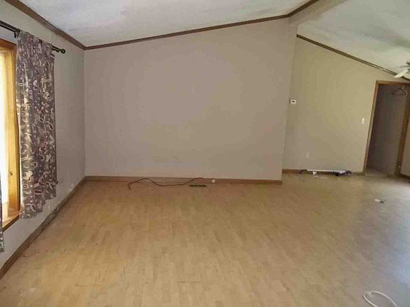 5th image of 218 W Holly Dr