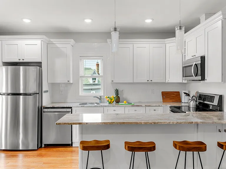 1047 Saratoga St #4 — Photo 9