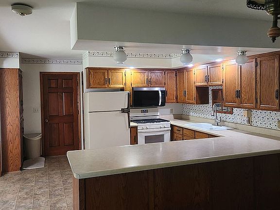 3rd image of 160 Niagara Ct NW