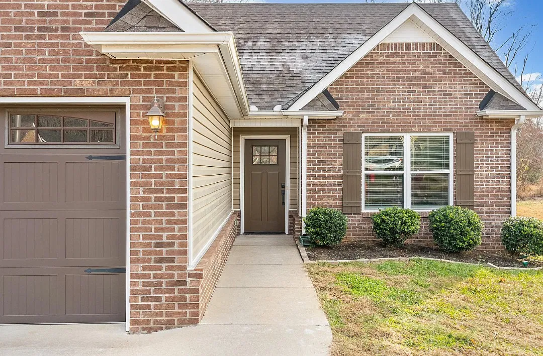 3 bed, 1305 sqft, $1,850 — Photo 1
