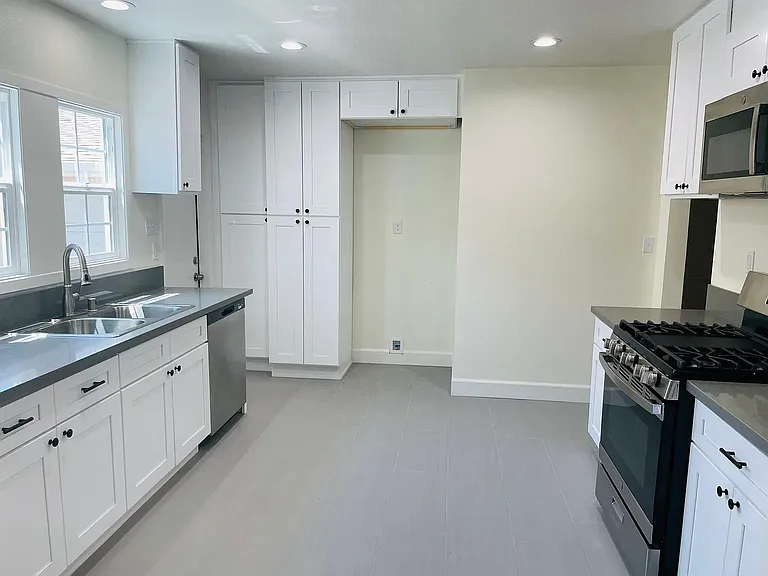 621 E Erna Ave — Photo 2