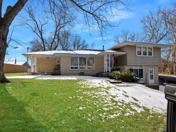 303 John Ln, Mackinaw, IL 61755