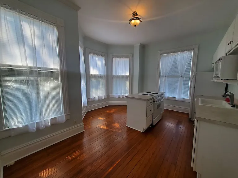 2402 Lincoln St — Photo 7