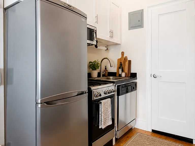 338 W 17th St #1-B — Photo 2