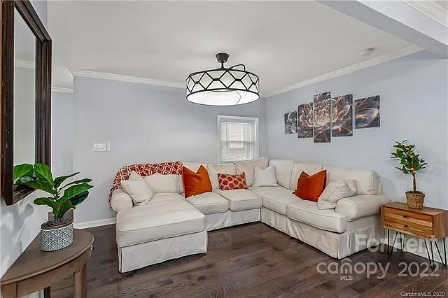 1032 Holland Ave — Photo 11