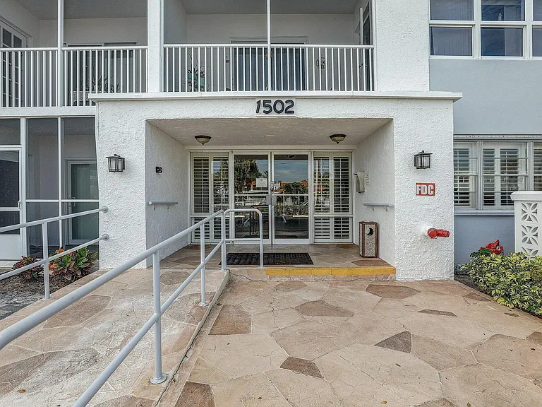 1502 S Lakeside Dr #302 — Photo 18