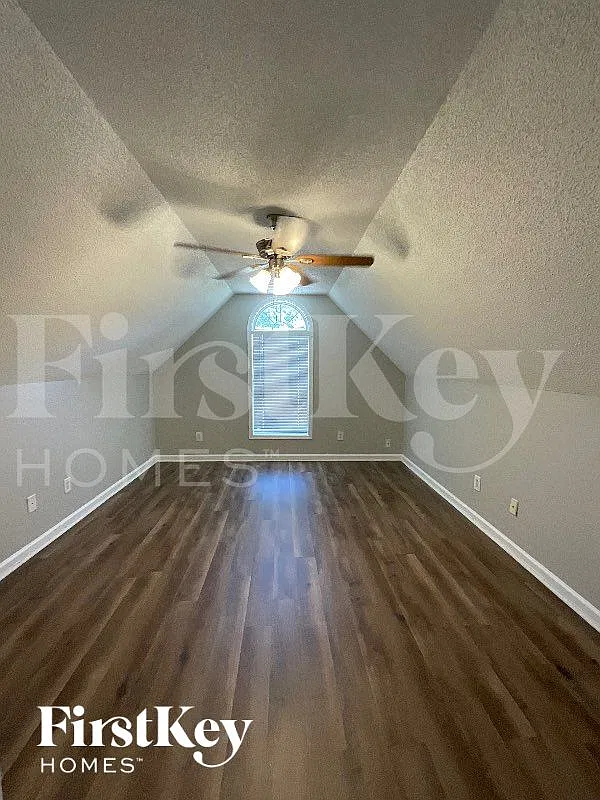3 bed, 2.0 bath, 1412 sqft, $1,935 — Photo 3