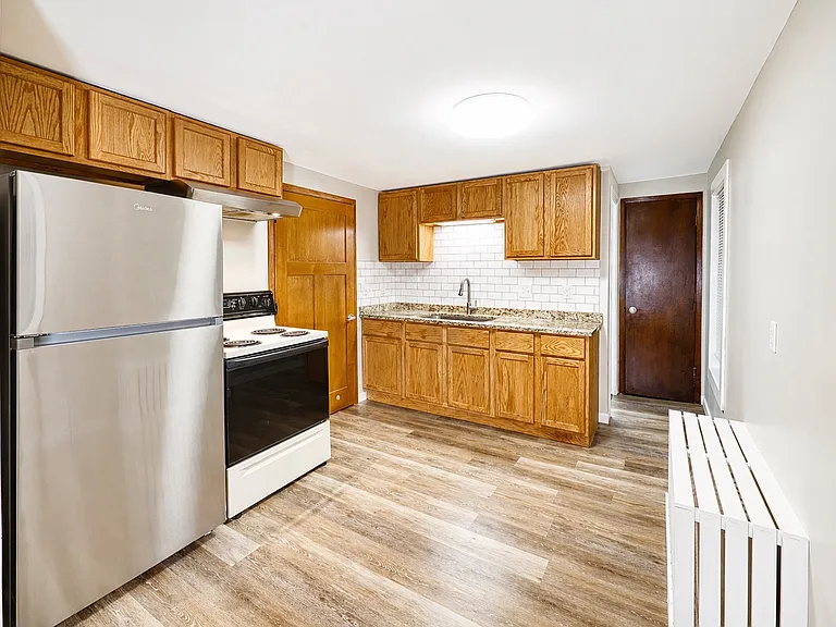 216 2nd Ave S #2 — Photo 3
