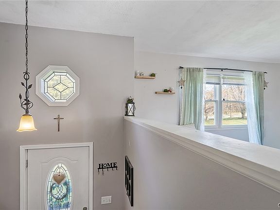 5th image of 1085 Shackham Rd