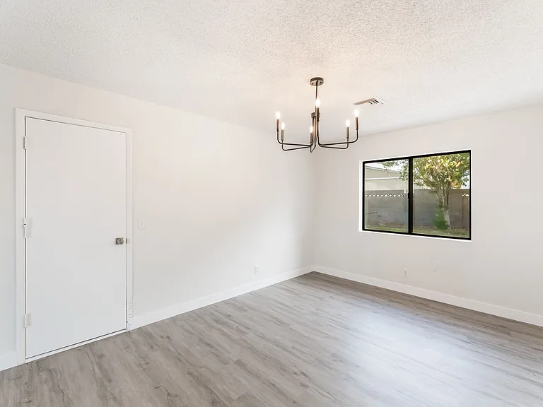 2108 Reynolds Ave — Photo 3