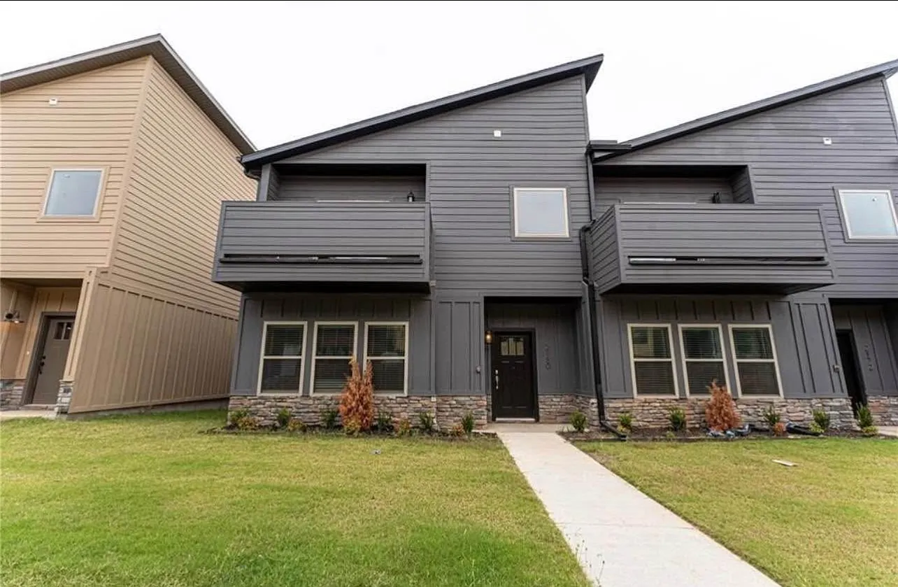 3 bed, 2.5 bath, 2012 sqft, $2,350 — Photo 1
