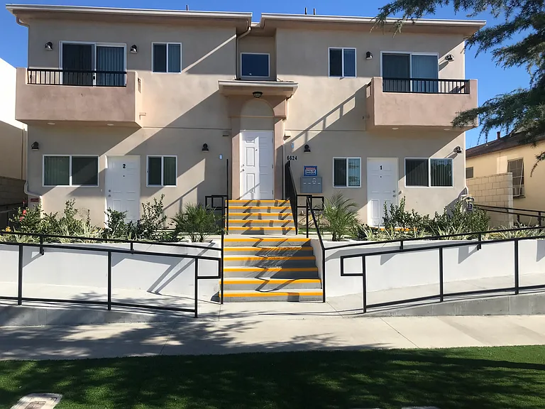 6624 Balboa Blvd #4 — Photo 3