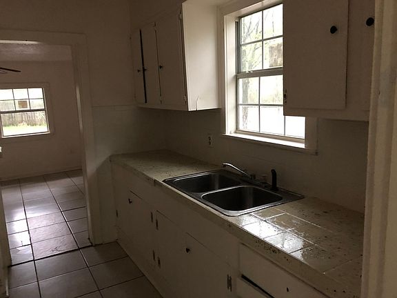 4th image of 2902 Desoto St