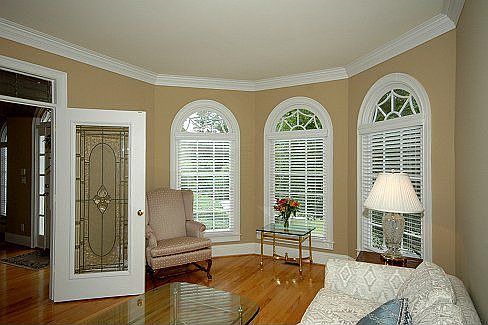Formal Living Room w/Bay Window