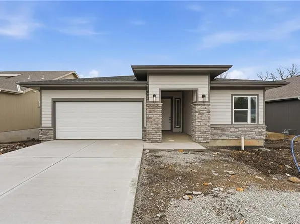 20683 Skyview Ln, Spring Hill, KS 66083