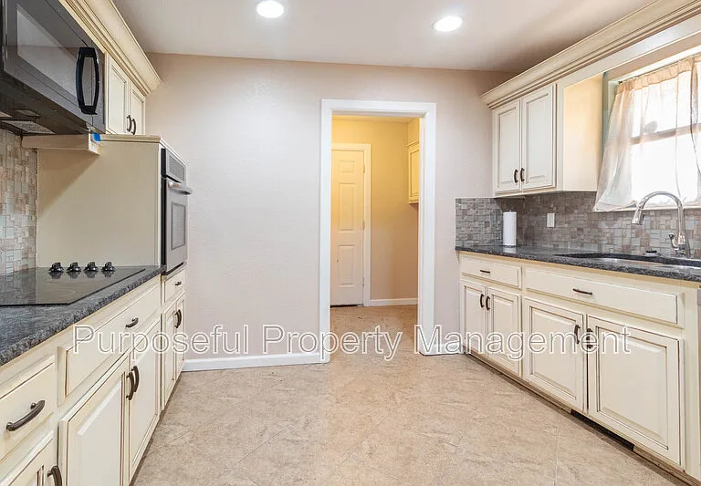 9204 Aaron Dr — Photo 12