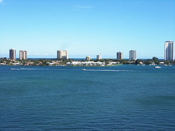 3rd image of 3040 Lakeshore Drive #904